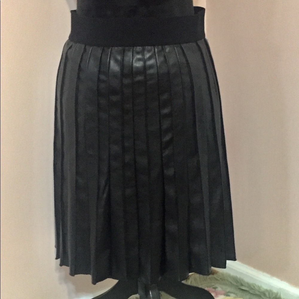 HP🎉 EUC Black Pleated Faux Vegan Leather Skirt